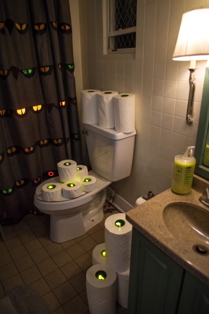 10 Halloween Bathroom Ideas That Are Surprisingly Spooky